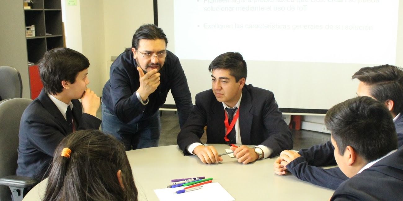 Docente DCI Dr. Samuel Sepúlveda dicta charla sobre Internet de las Cosas para alumnos del Liceo Oscar Moser