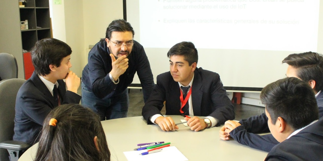Docente DCI Dr. Samuel Sepúlveda dicta charla sobre Internet de las Cosas para alumnos del Liceo Oscar Moser