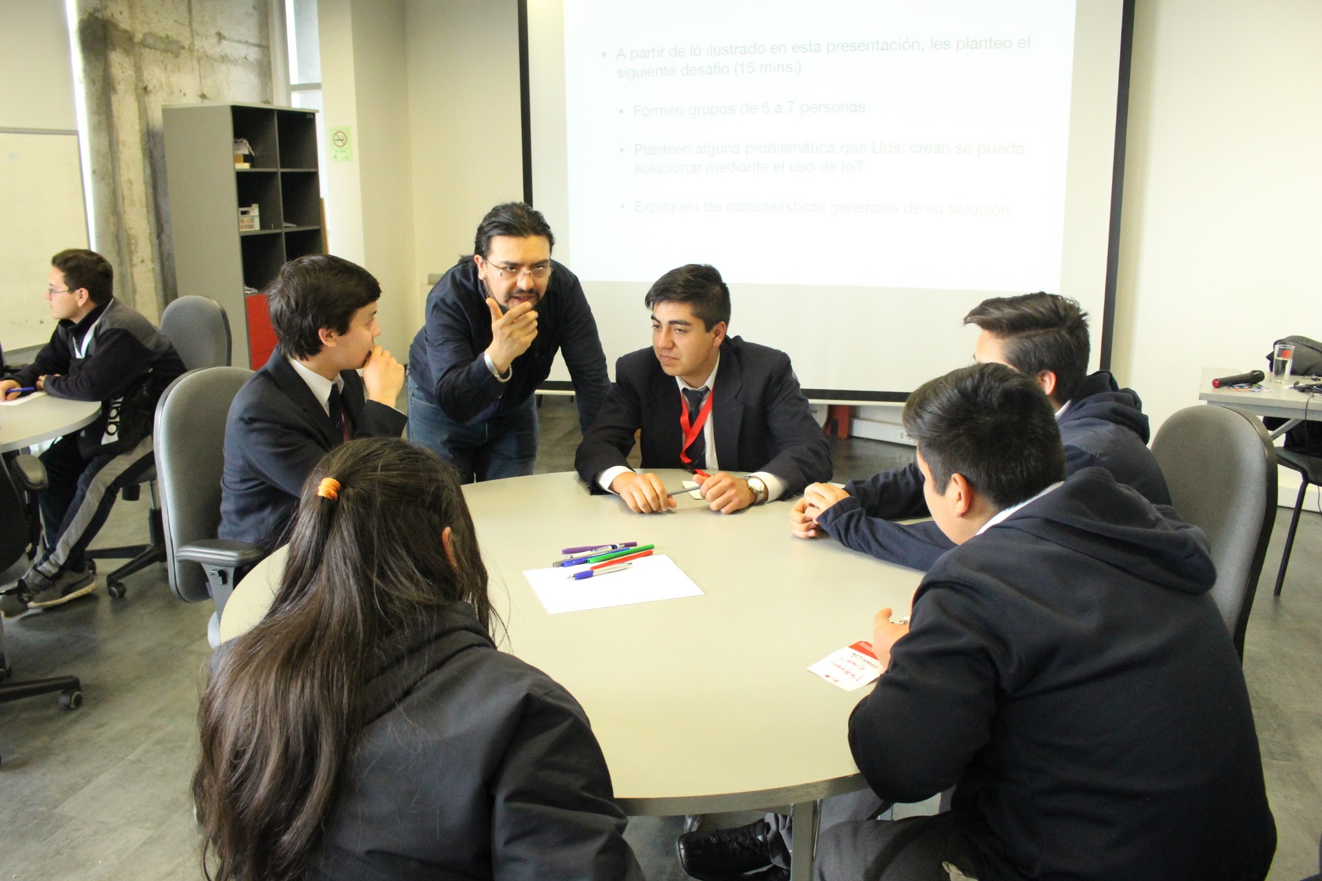 Docente DCI Dr. Samuel Sepúlveda dicta charla sobre Internet de las Cosas para alumnos del Liceo Oscar Moser